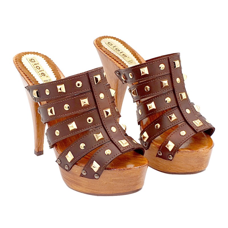 CLOGS IN BROWN LEATHER WITH GOLDEN STUDS