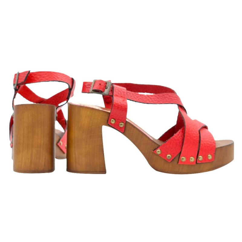 RED SANDALS WITH CROSSED BANDS AND COMFORTABLE HEEL