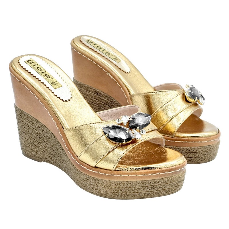 GOLDEN WEDGE SANDALS WITH BUTTERFLY JEWEL ACCESSORY