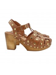 BROWN WOODEN SANDALS WITH CROSSED BANDS