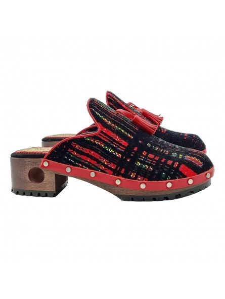 COMFORTABLE AND WARM RED VENETIAN CLOGS