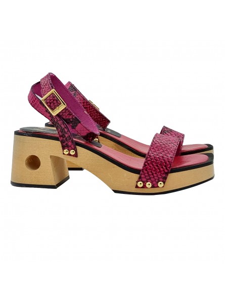 COMFORTABLE SANDALS IN FUCHSIA LEATHER WITH STRAP